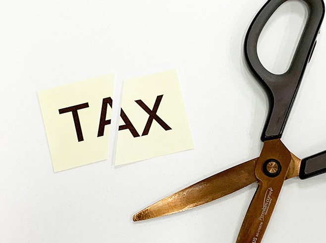 税金をハサミでカットすることで節税を表したイメージ画像
